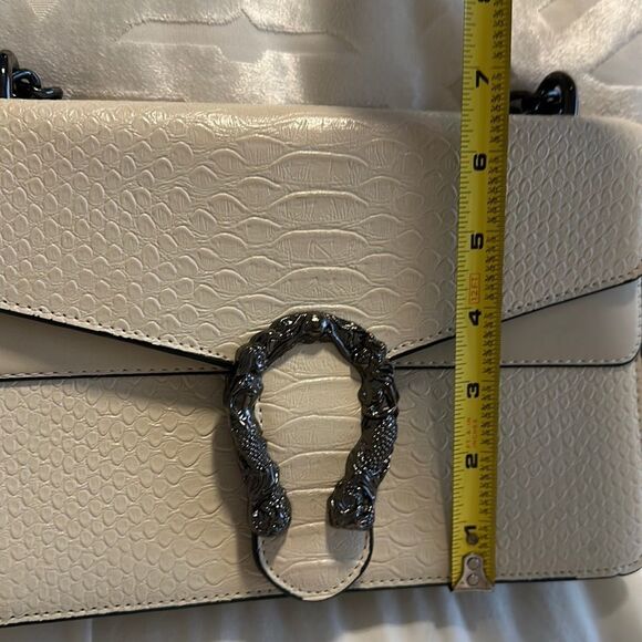 NWOT Beige Tiger Head Buckle Crossbody Bag in Beige with Black Buckle OS - Picture 6 of 14